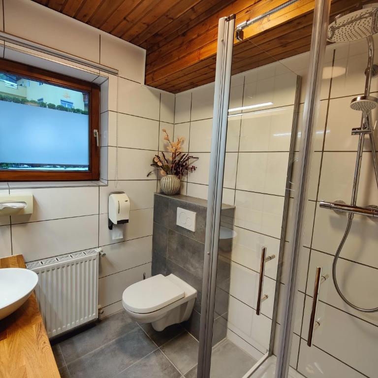 Pension Almhof - Vierbettzimmer mit Balkon - 8
