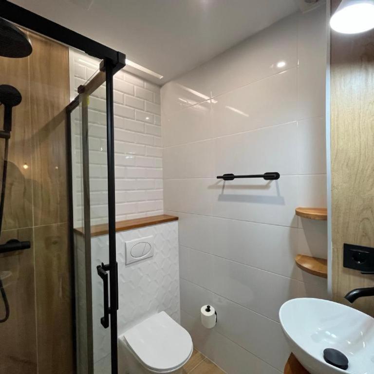 Chic12 only for millionaires groups - Three-Bedroom Apartment - 16