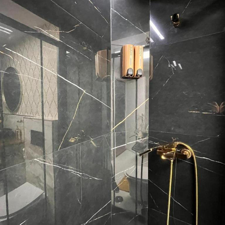 Chic12 only for millionaires groups - Three-Bedroom Apartment - 19