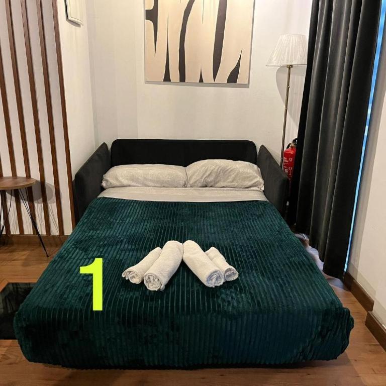 Chic12 only for millionaires groups - Three-Bedroom Apartment - 20