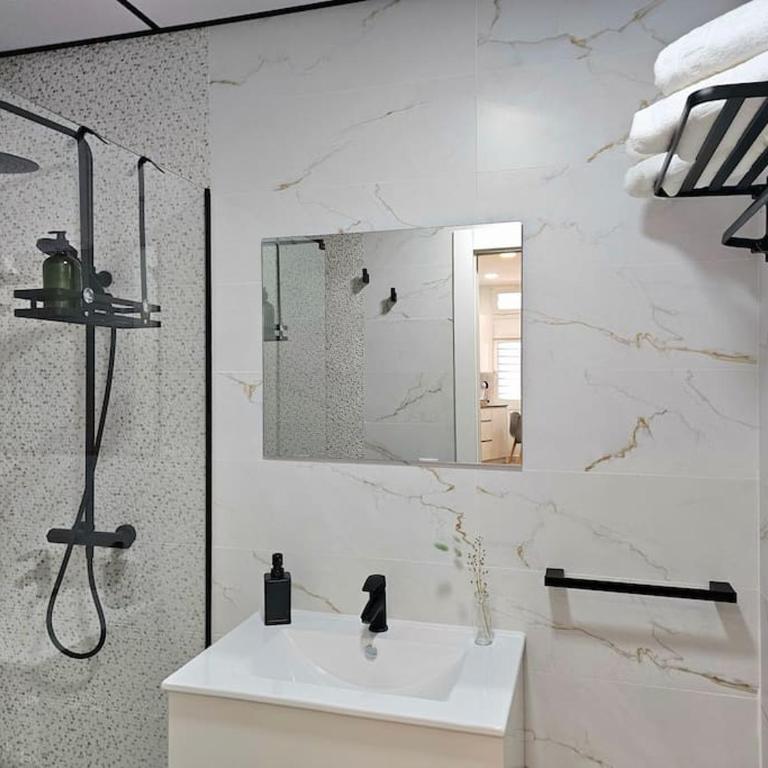Moderno loft a 250 metros de la playa & parking - Apartamento Estudio - 13