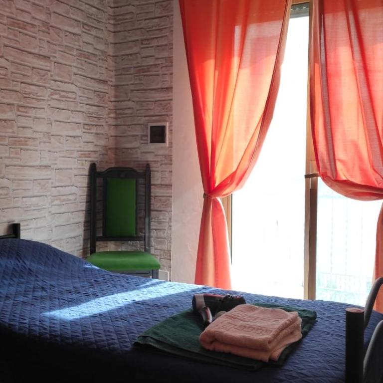A Due Passi dal Centro - Camera Doppia con Letti Singoli con Bagno Privato - 1