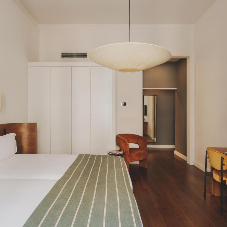 Hotel Regina Barcelona - Superior Triple Room - 3