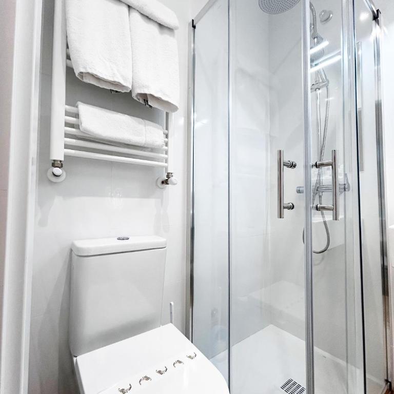 Pensión Régil - Habitación con cama grande y balcón - 5