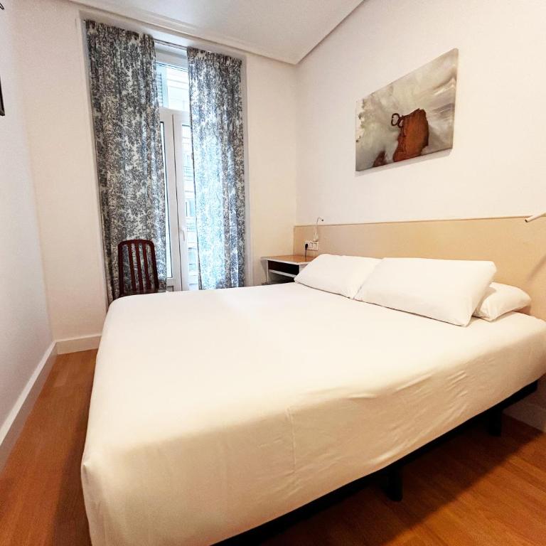 Pensión Régil - Habitación con cama grande y balcón - 1