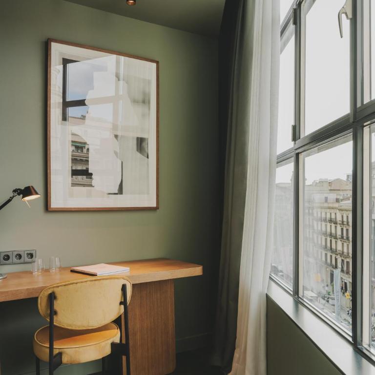 Hotel Regina Barcelona - Superior Triple Room - 1