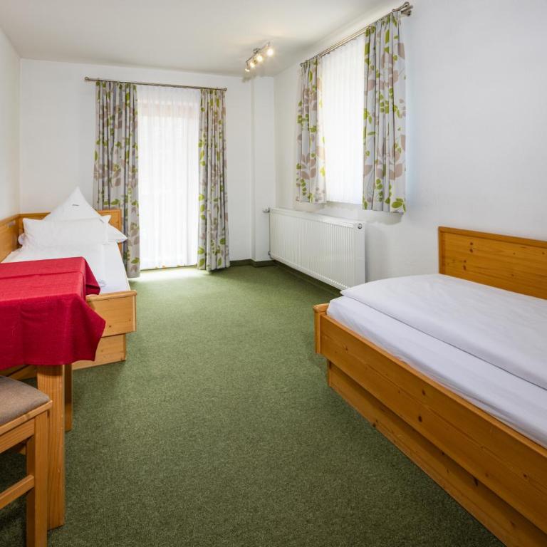 Hotel Gruenberger - Zweibettzimmer (getrennte Betten) mit Balkon - 1