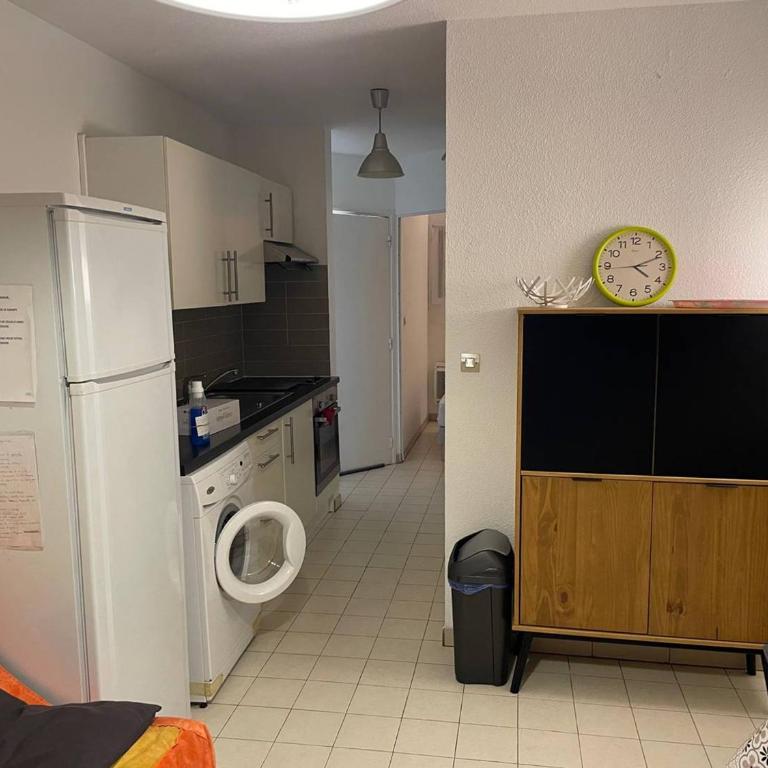 Appartement F2 avec loggia fermée et cuisine équipée, proche des thermes de Balaruc-les-Bains - FR-1-680-39 - Apartment - 12