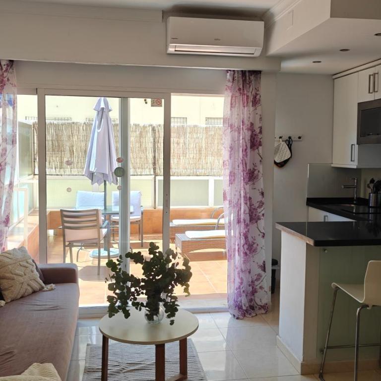 Hotel PYR, Spacious Studio with a Big Terrace - Apartamento Estudio - 2