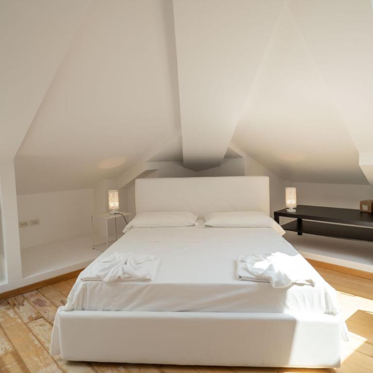 Napolidays Mansarda Garibaldi by Dimorra - Two-Bedroom Apartment - 24