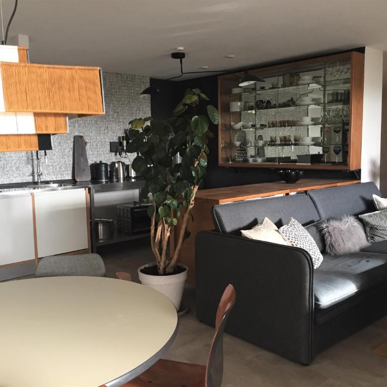 Exklusiver Souterrain - zentral, ruhig mit großer Terrasse, Bergblick und privaten Sauna zzgl - Apartment mit 1 Schlafzimmer - 1