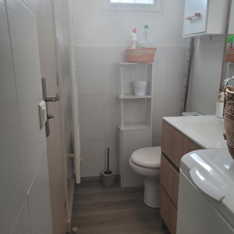 A 2 pas de la Mer - One-Bedroom Apartment - 10