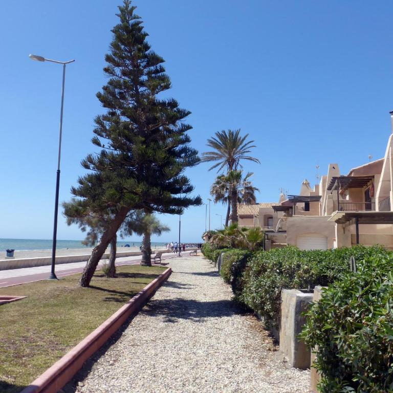 Lovely 2 Bedroom Apartment With Pool - Apartment - 1