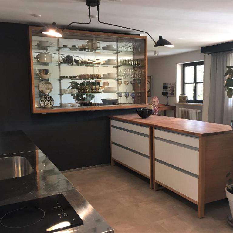 Exklusiver Souterrain - zentral, ruhig mit großer Terrasse, Bergblick und privaten Sauna zzgl - Apartment mit 1 Schlafzimmer - 3