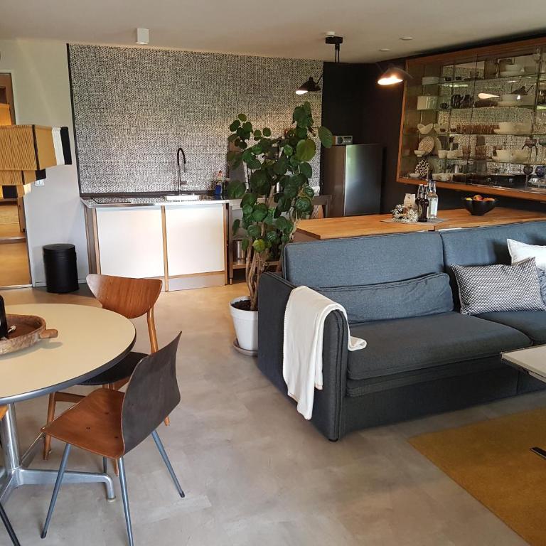 Exklusiver Souterrain - zentral, ruhig mit großer Terrasse, Bergblick und privaten Sauna zzgl - Apartment mit 1 Schlafzimmer - 11