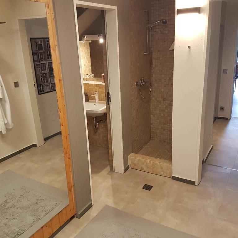 Exklusiver Souterrain - zentral, ruhig mit großer Terrasse, Bergblick und privaten Sauna zzgl - Apartment mit 1 Schlafzimmer - 16