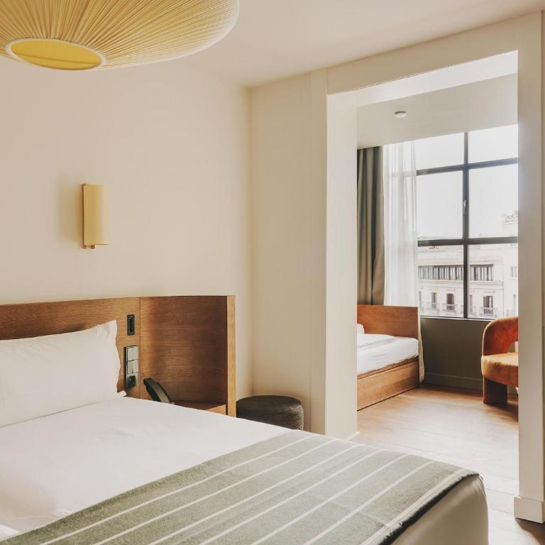 Hotel Regina Barcelona - Family Room (4 Adults) - 4