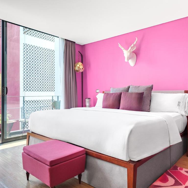 Pug Seal Polanco Allan Poe - Deluxe Room - 2