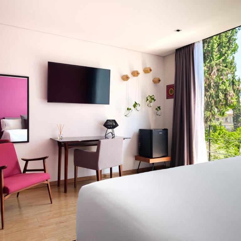 Pug Seal Polanco Allan Poe - Deluxe Room - 3