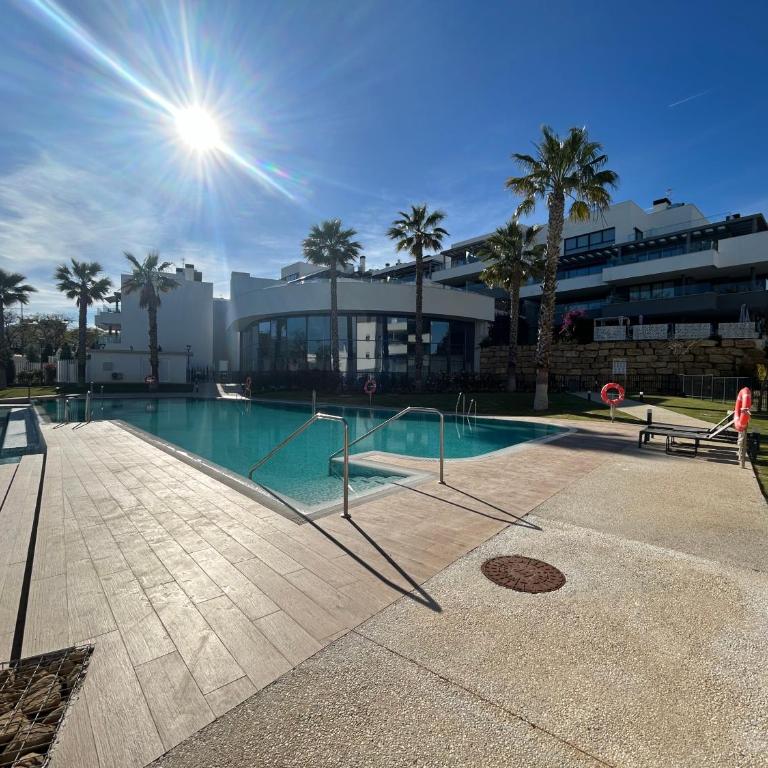 CASA CASU NEW STUNNING 3 BED RAISED GROUND FLOOR APARTMENT & HUGE BALCONY WITH SEA POOL & MOUNTAIN VIEW INDOOR & OUTDOOR SWIMMING POOLS & GYM WALKING DISTANCE TO BEACH PORT Estepona TRAVELLER AWARD 2023 - Three-Bedroom Apartment - 5