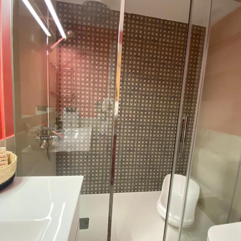 Piso muy moderno para 4 personas y una cuna a 7 min caminando a la playa, con aire, balcón con vistas y 2 piscinas - Apartamento de 2 dormitorios - 37