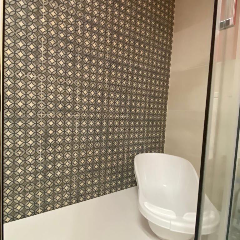 Piso muy moderno para 4 personas y una cuna a 7 min caminando a la playa, con aire, balcón con vistas y 2 piscinas - Apartamento de 2 dormitorios - 38