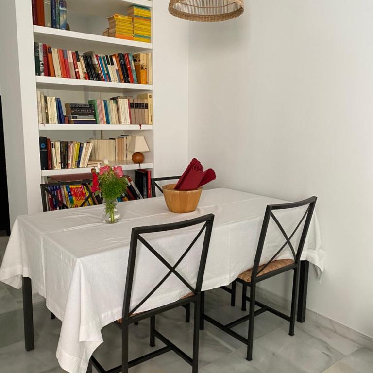 Piso muy moderno para 4 personas y una cuna a 7 min caminando a la playa, con aire, balcón con vistas y 2 piscinas - Apartamento de 2 dormitorios - 26