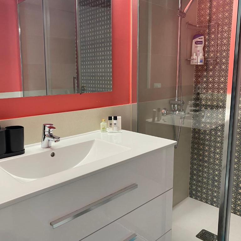 Piso muy moderno para 4 personas y una cuna a 7 min caminando a la playa, con aire, balcón con vistas y 2 piscinas - Apartamento de 2 dormitorios - 9