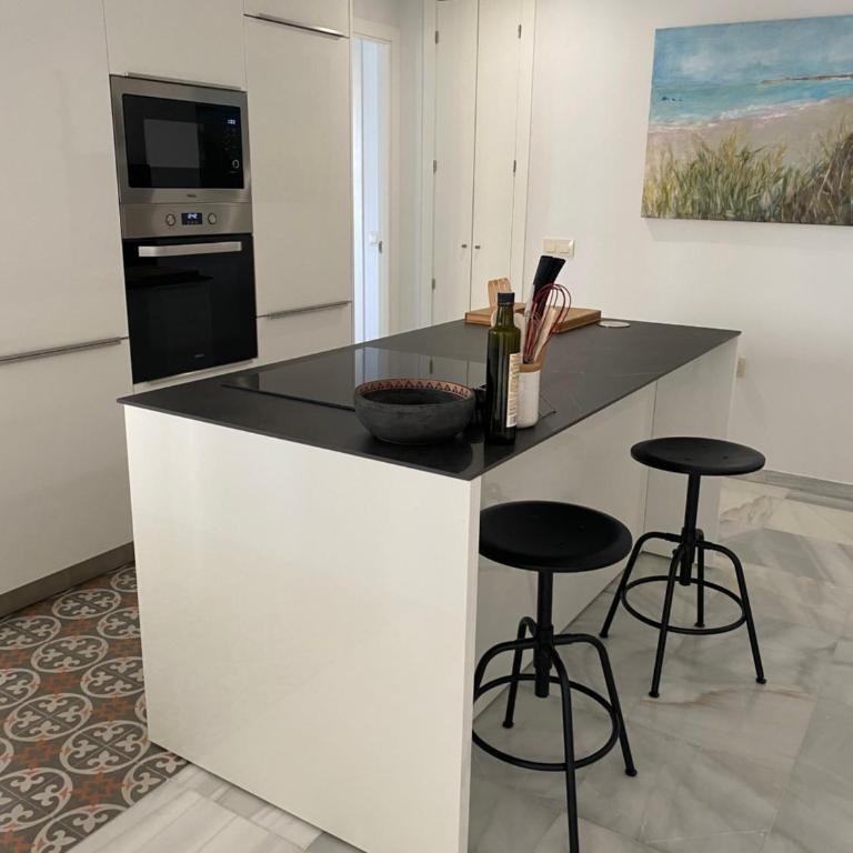 Piso muy moderno para 4 personas y una cuna a 7 min caminando a la playa, con aire, balcón con vistas y 2 piscinas - Apartamento de 2 dormitorios - 18