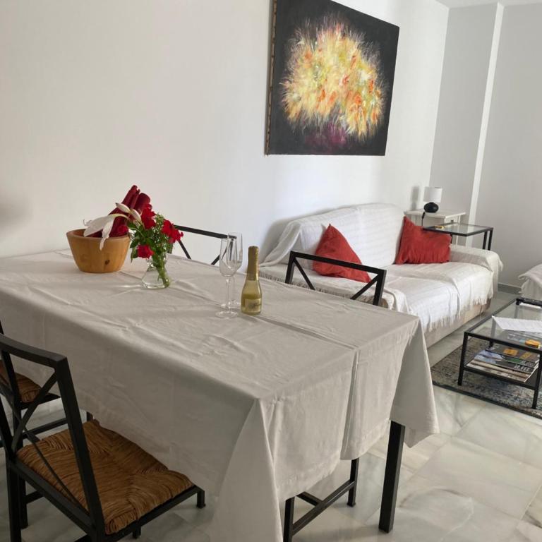 Piso muy moderno para 4 personas y una cuna a 7 min caminando a la playa, con aire, balcón con vistas y 2 piscinas - Apartamento de 2 dormitorios - 6