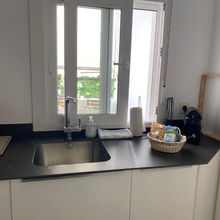 Piso muy moderno para 4 personas y una cuna a 7 min caminando a la playa, con aire, balcón con vistas y 2 piscinas - Apartamento de 2 dormitorios - 23