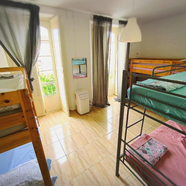 Historic Malaga Centro Rooms - Bed in 6-Bed Female Dormitory Room - 1