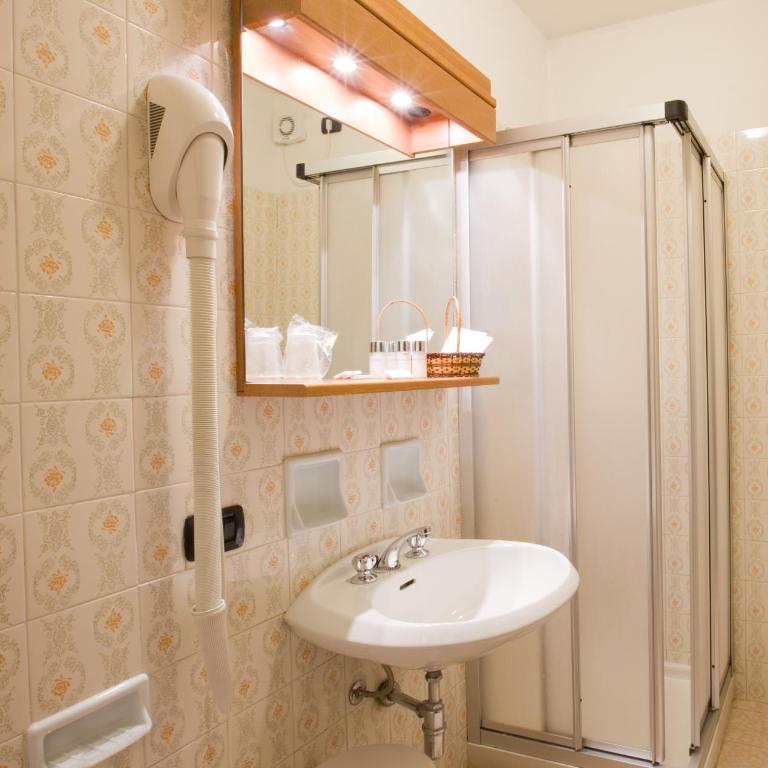 Hotel Carlone - Camera Tripla Economy - 4