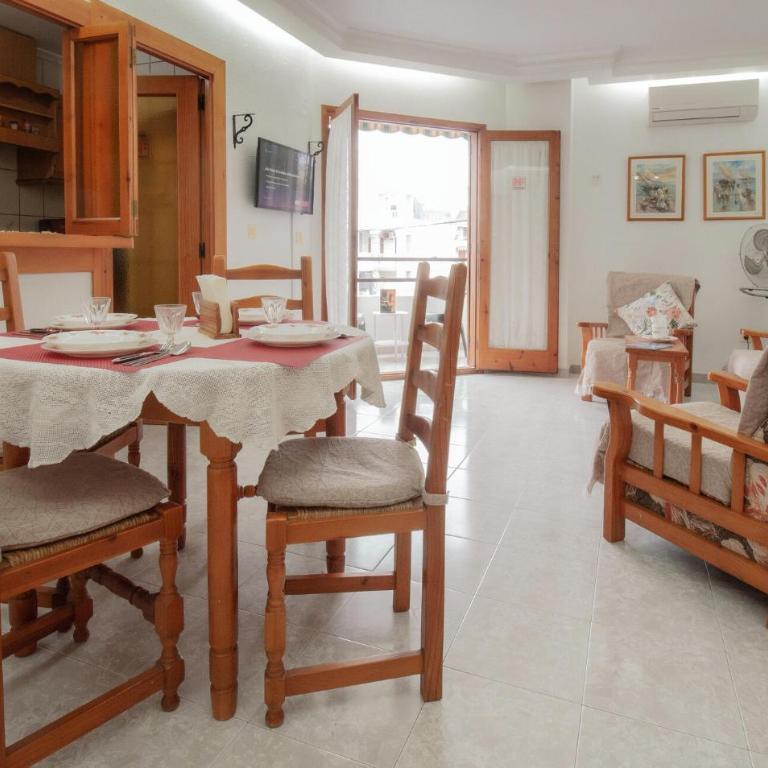 Amazing Apartment In Torrevieja - Apartamento de 2 dormitorios - 4
