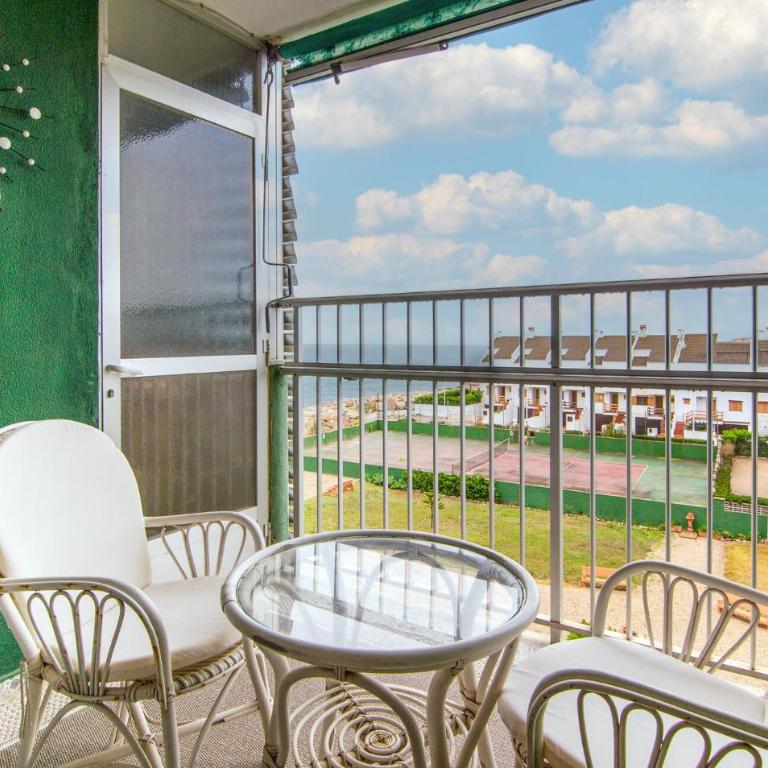 Awesome Apartment In Cullera With House Sea View - Three-Bedroom Apartment - 1