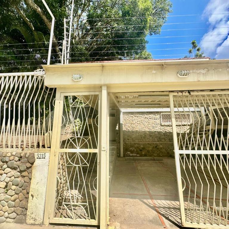 Apartamento Único en Caracas 3 habitaciones, 3 baños, terrazas, hamaca, estacionamiento, smartv, wifi y una decoración brutal estilo Art Déco - Moderno - Deluxe Apartment - 76
