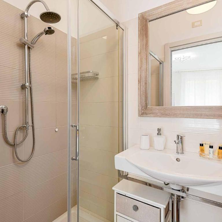 Dreams Guest House - Camera Tripla Deluxe con Vista Mare - 10