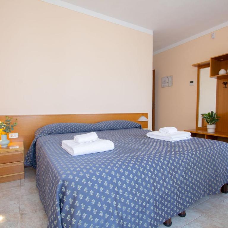 Hotel Benacus Torri del Benaco - Double or Twin Room with small Balcony Lake View - 4