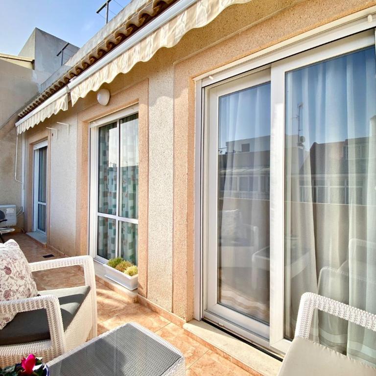 Atico con 2 dormitorios garaje y piscina - Apartamento de 2 dormitorios - 2