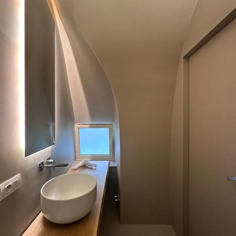 Ottanta5 Private Rooms - Deluxe Double or Twin Room with Balcony - 6