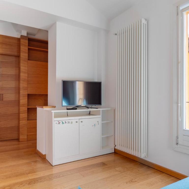 GetTheKey Piazza Galileo - Two-Bedroom Apartment with Balcony - 10
