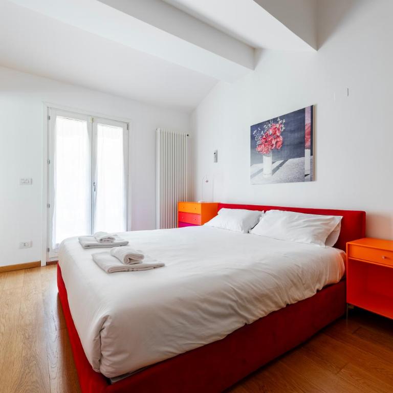 GetTheKey Piazza Galileo - Two-Bedroom Apartment with Balcony - 12