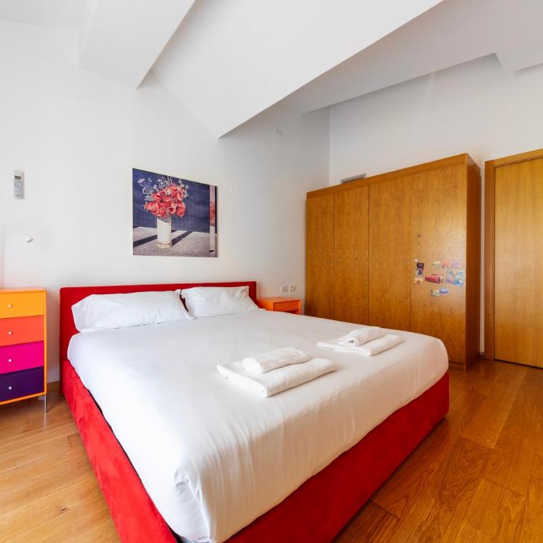 GetTheKey Piazza Galileo - Two-Bedroom Apartment with Balcony - 13