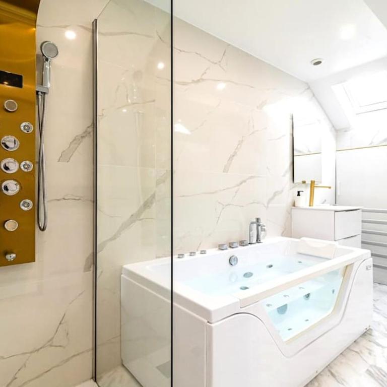Suite Balnéo hydromassage et rétroprojecteur - Appartamento con 1 Camera da Letto e Vasca Idromassaggio - 2