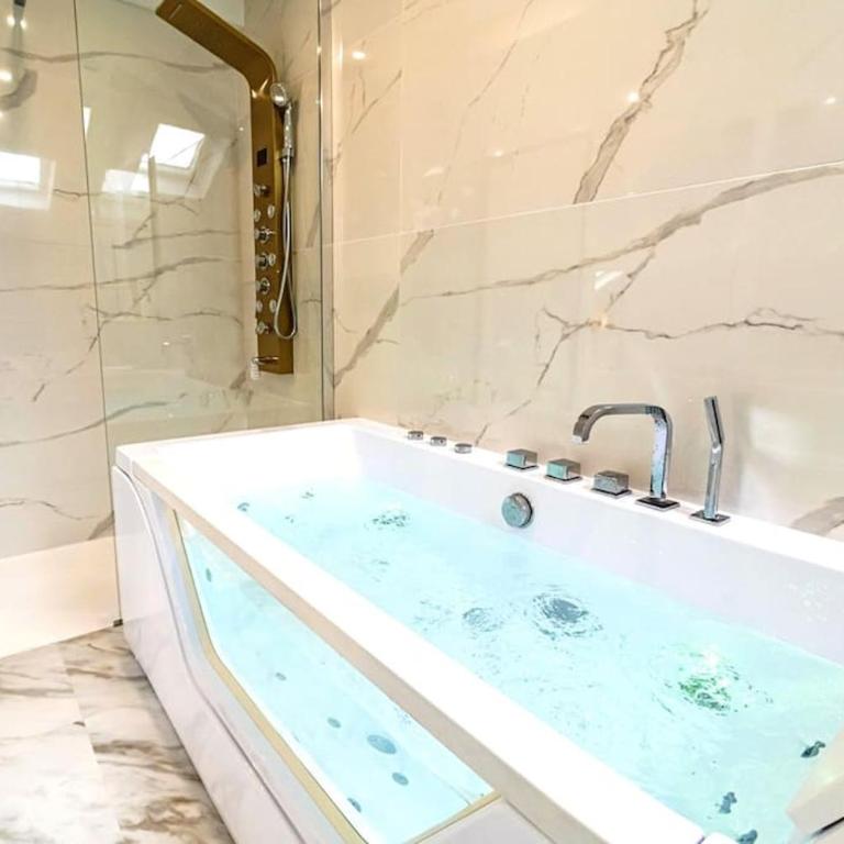 Suite Balnéo hydromassage et rétroprojecteur - Appartamento con 1 Camera da Letto e Vasca Idromassaggio - 16