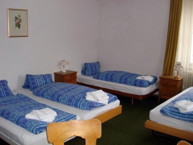 Hotel Quellenhof - Vierbettzimmer mit Gemeinschaftsbad - 3