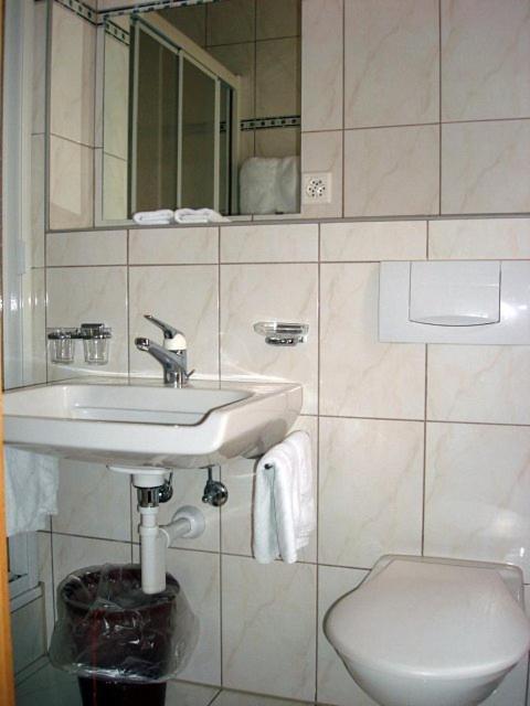 Hotel Quellenhof - Einzelzimmer mit Gemeinschaftsbad - 3