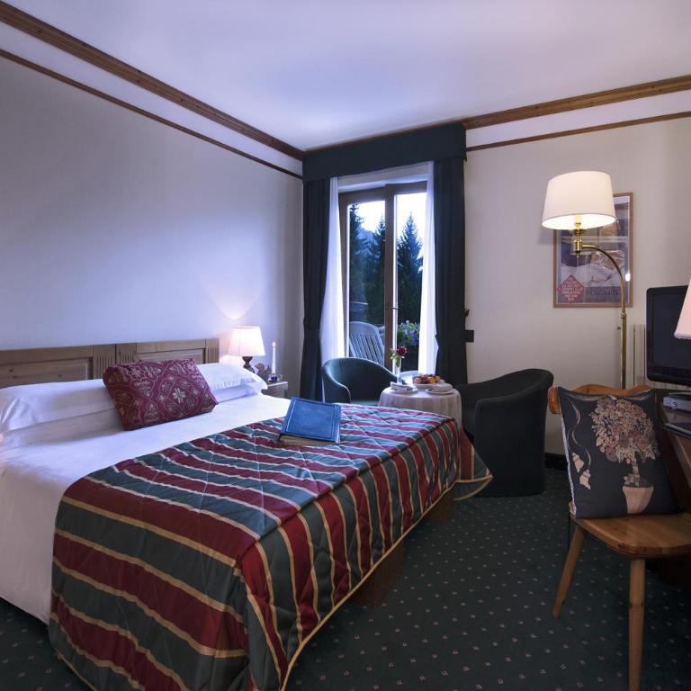 Boutique Hotel Villa Blu Cortina D'Ampezzo - Camera Matrimoniale con Balcone e Vista Montagna - 1