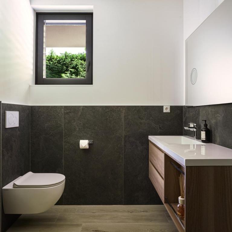 SalvatoreHomes - Luxury in the Centre of Bardolino with Private Jacuzzi & Direct Access to Infinity Pool - Casa Olivia - a 5 Star Luxury Collection at Lake Garda - Apartment with Pool View - 20