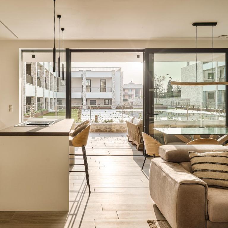 SalvatoreHomes - Luxury in the Centre of Bardolino with Private Jacuzzi & Direct Access to Infinity Pool - Casa Olivia - a 5 Star Luxury Collection at Lake Garda - Apartment with Pool View - 7